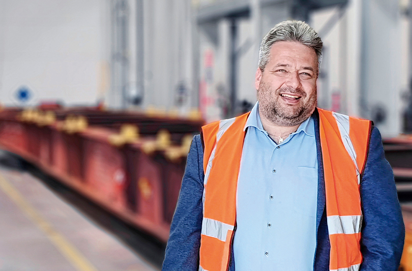 Matej Franc, dem Leiter des Bahnbetriebs bei Metrans Danubia in der Slowakei, steht vor einem unbeladenenen Containerzug bei Metrans Danubia. (Foto)