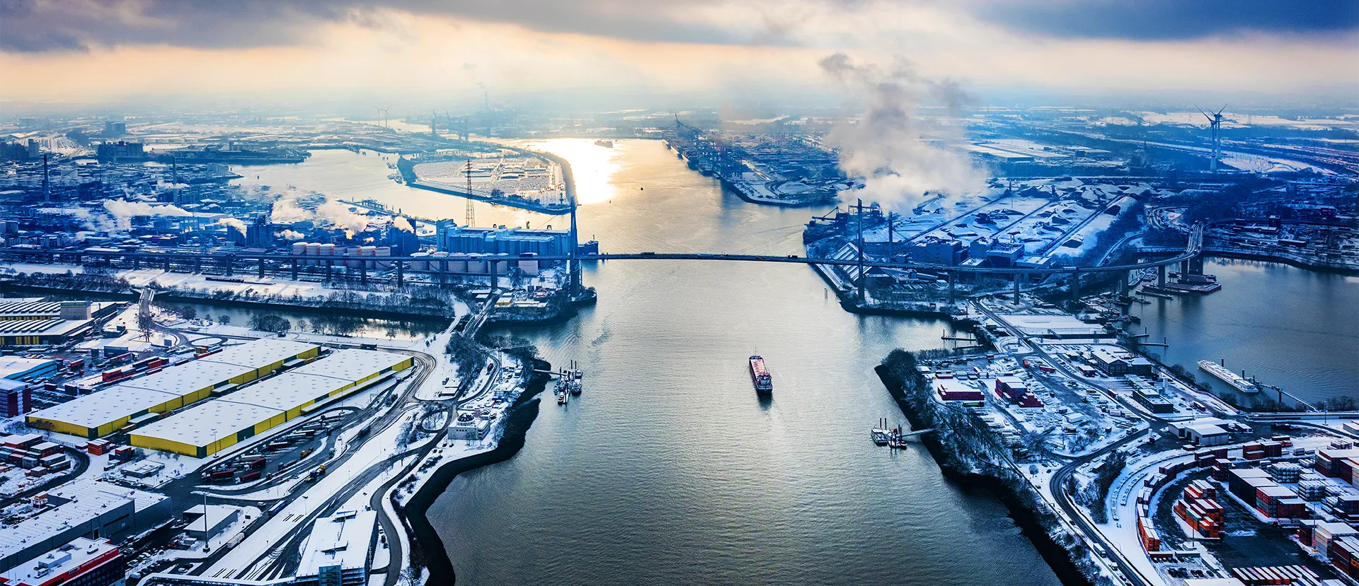 Blick auf den winterlichen Hafen (Foto)